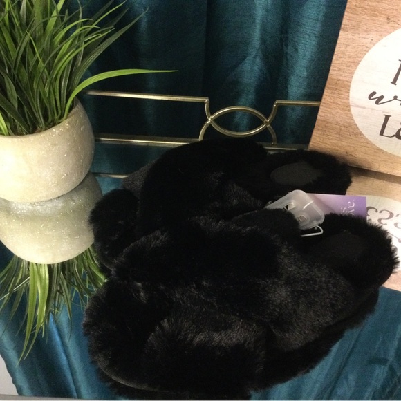 Comfortable, furry slippers Black, Large, NWT - Picture 3 of 3